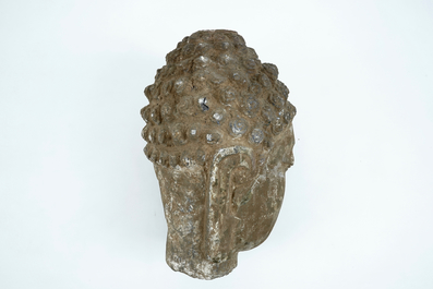Une grande t&ecirc;te de Bouddha en pierre sculpt&eacute;e, Chine ou Tibet, poss. 16/17&egrave;me