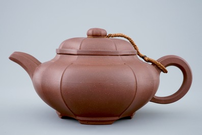 Une th&eacute;i&egrave;re et son couvercle en gr&egrave;s &eacute;maill&eacute; de Yixing sign&eacute; Pa Kua, Zhou Guizhen, Chine, 20&egrave;me