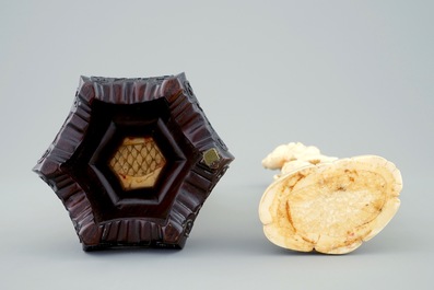 Twee Japanse ivoren okimono, Meiji, ca. 1900
