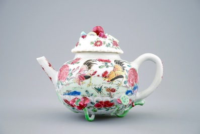 Een Chinese famille rose theepot met hanen, Yongzheng, 1723-1735