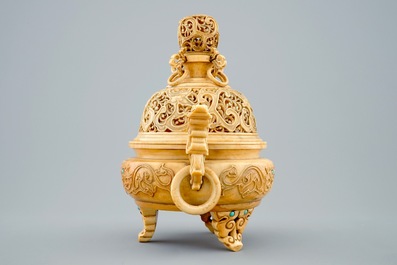 Un br&ucirc;le-parfum en ivoire sculpt&eacute; sur socle en bois, Chine, 19&egrave;me