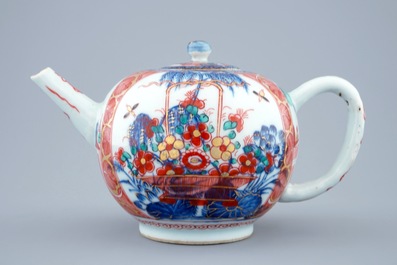 Een Chinese theepot met deksel met Amsterdams bont beschildering, Qianlong