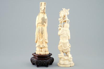 Twee Japanse ivoren okimono, Meiji, ca. 1900