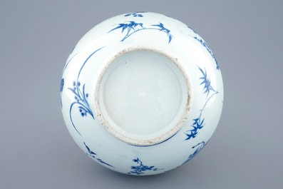 Een Chinese blauw-witte knobbelvaas met floraal decor, Transitie periode, 1620-1683