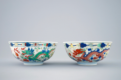 Une paire de bols aux dragons et ph&eacute;nix en porcelaine de Chine wucai, marque et p&eacute;riode de Guangxu