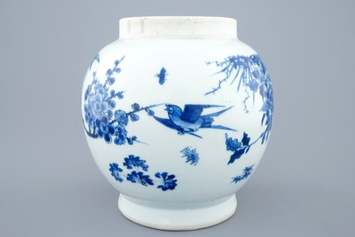 Un vase de forme globulaire en porcelaine de Chine bleu et blanc &agrave; d&eacute;cor sous gla&ccedil;ure, &eacute;poque Transition, 1620-1683