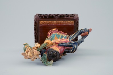 Une figure polychrome d'une beaut&eacute; aux fleurs en ivoire sculpt&eacute; sur socle en bois, d&eacute;but du 20&egrave;me