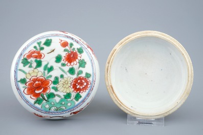 A round Chinese famille verte box with cover, Kangxi