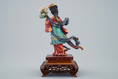Une figure polychrome d'une beaut&eacute; aux fleurs en ivoire sculpt&eacute; sur socle en bois, d&eacute;but du 20&egrave;me
