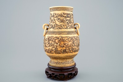 Un vase de forme hu en ivoire sculpt&eacute;, Chine, 19&egrave;me