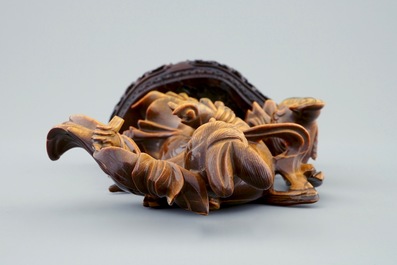 Een Chinese gesculpteerd Guanyin in tijgeroog op houten basis, 19/20e eeuw