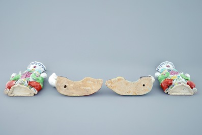 Deux paires de vases d'applique en porcelaine de Chine famille rose, Qianlong, 18&egrave;me