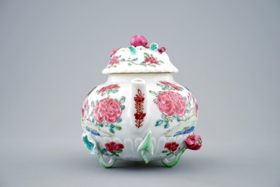 Een Chinese famille rose theepot met hanen, Yongzheng, 1723-1735