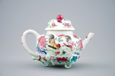 Een Chinese famille rose theepot met hanen, Yongzheng, 1723-1735