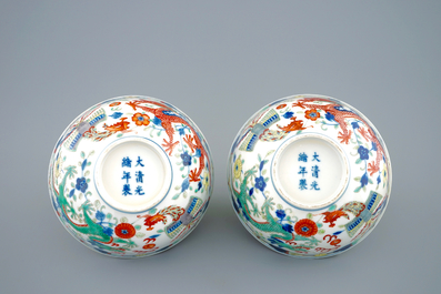 Une paire de bols aux dragons et ph&eacute;nix en porcelaine de Chine wucai, marque et p&eacute;riode de Guangxu