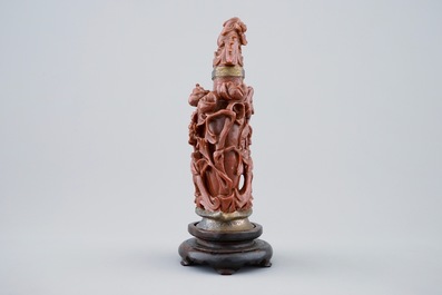 Un vase couvert en pierre d'or sculpt&eacute;e et mont&eacute; en bronze par Maquet &agrave; Paris, 19/20&egrave;me