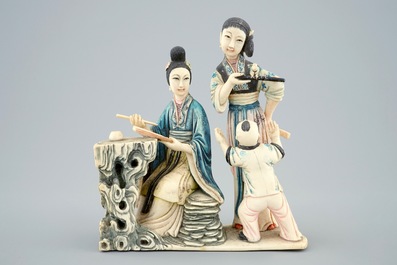 Een Chinese polychrome ivoren groep van dames met kind, 19/20e eeuw