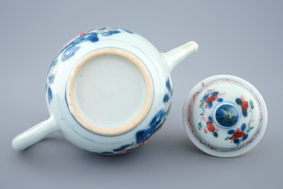 Een Chinese famille rose theepot met deksel, Qianlong