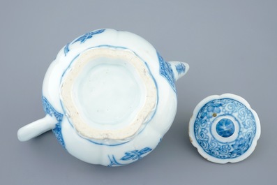 A Chinese blue and white teapot and cover, Yongzheng, 1723-1735