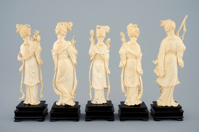 Een set van vijf Chinese ivoren beauties op houten sokkel, 19e eeuw