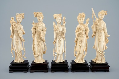 Een set van vijf Chinese ivoren beauties op houten sokkel, 19e eeuw