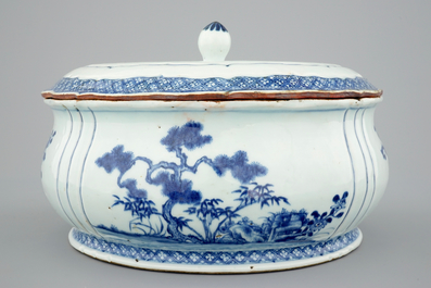 Een blauw-witte Chinese terrine met deksel, Qianlong, 18e eeuw