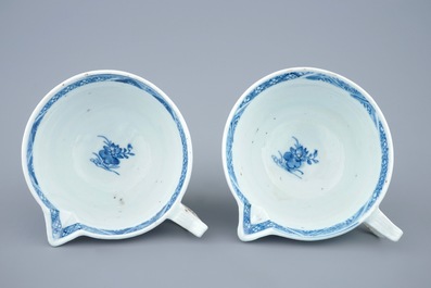Een paar Chinese blauw-witte sauskommen, Qianlong