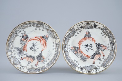 Een paar Chinese vergulde grisaille koppen en schotels, Qianlong