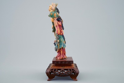 Une figure polychrome d'une beaut&eacute; aux fleurs en ivoire sculpt&eacute; sur socle en bois, d&eacute;but du 20&egrave;me
