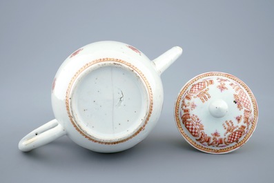 Een Chinese famille rose theepot met deksel, Qianlong