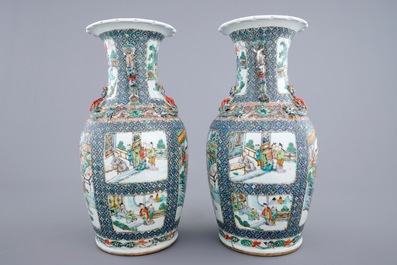 Une paire de vases en porcelaine de Chine famille verte, 19&egrave;me
