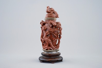Un vase couvert en pierre d'or sculpt&eacute;e et mont&eacute; en bronze par Maquet &agrave; Paris, 19/20&egrave;me