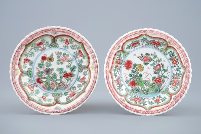 Een paar Chinese famille verte koppen en schotels, Kangxi