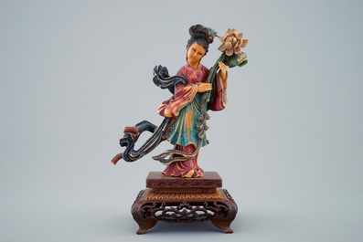 Une figure polychrome d'une beaut&eacute; aux fleurs en ivoire sculpt&eacute; sur socle en bois, d&eacute;but du 20&egrave;me