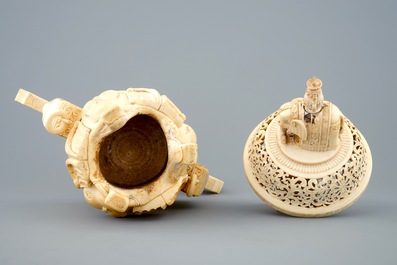 Un br&ucirc;le-parfum en ivoire sculpt&eacute; sur socle en bois, Chine, vers 1900