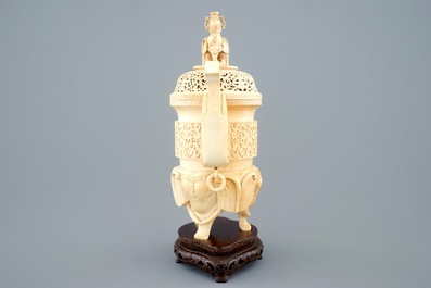 Un br&ucirc;le-parfum en ivoire sculpt&eacute; sur socle en bois, Chine, vers 1900