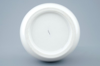 Een monochrome blanc de Chine vaas met onderglazuur decor, Kangxi