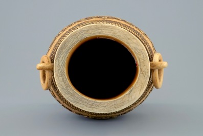 Un vase de forme hu en ivoire sculpt&eacute;, Chine, 19&egrave;me