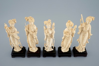 Een set van vijf Chinese ivoren beauties op houten sokkel, 19e eeuw