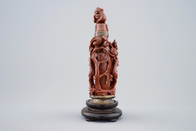 Un vase couvert en pierre d'or sculpt&eacute;e et mont&eacute; en bronze par Maquet &agrave; Paris, 19/20&egrave;me