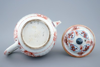 Een Chinese theepot met deksel in Imari-stijl, Kangxi