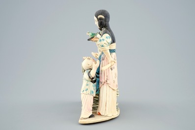 Een Chinese polychrome ivoren groep van dames met kind, 19/20e eeuw