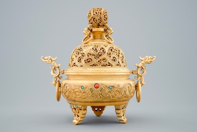 Un br&ucirc;le-parfum en ivoire sculpt&eacute; sur socle en bois, Chine, 19&egrave;me