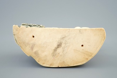 Een Chinese polychrome ivoren groep van dames met kind, 19/20e eeuw