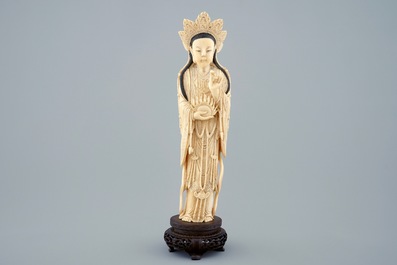 Une figure de Guanyin en ivoire sculpt&eacute; sur socle en bois, d&eacute;but du 20&egrave;me