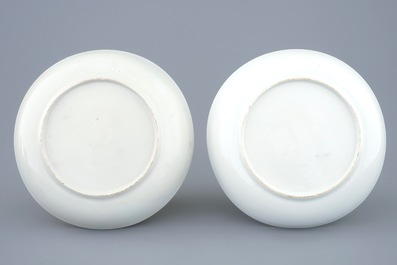A pair of Chinese grisaille and gilt cups and saucers with immortals, Qianlong, 18th C.