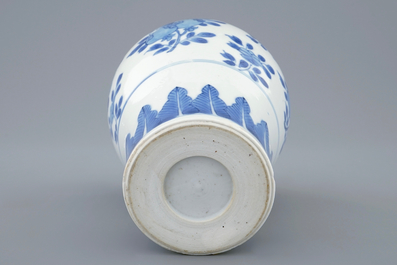 Een blauw-witte Chinese meiping vaas met floraal decor, Kangxi