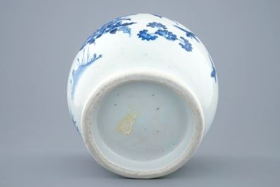 Un vase de forme globulaire en porcelaine de Chine bleu et blanc &agrave; d&eacute;cor sous gla&ccedil;ure, &eacute;poque Transition, 1620-1683