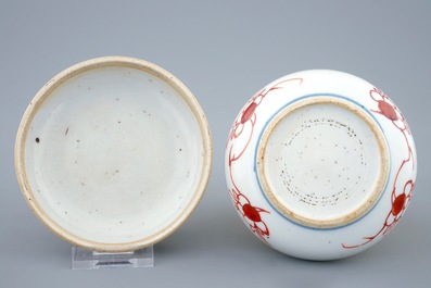 A round Chinese famille verte box with cover, Kangxi