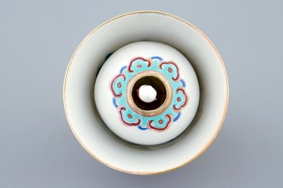 Une tasse surprise en porcelaine de Chine famille rose, marque et p&eacute;riode de Xianfeng